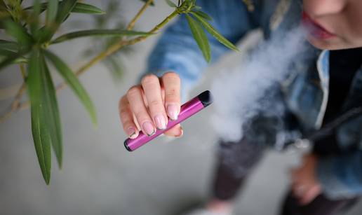Znanstvenici u šoku: 'Vejpovi' ispuštaju više kancerogenih spojeva od običnih cigareta!