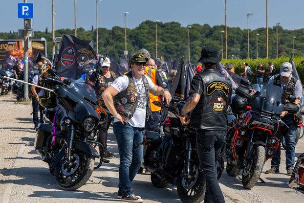 Nekoliko tisuća vlasnika Harley Davidsona prolazi kroz Pulu u defileu