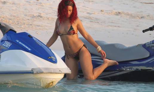 Rihanna u šarenom bikiniju uživala u vožnji na jet-skiju