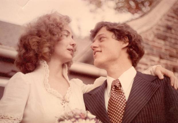 FOTO Neviđene fotke Hillary i Billa Clintona: 'Dragi, sretna ti pedeseta godišnjica braka'