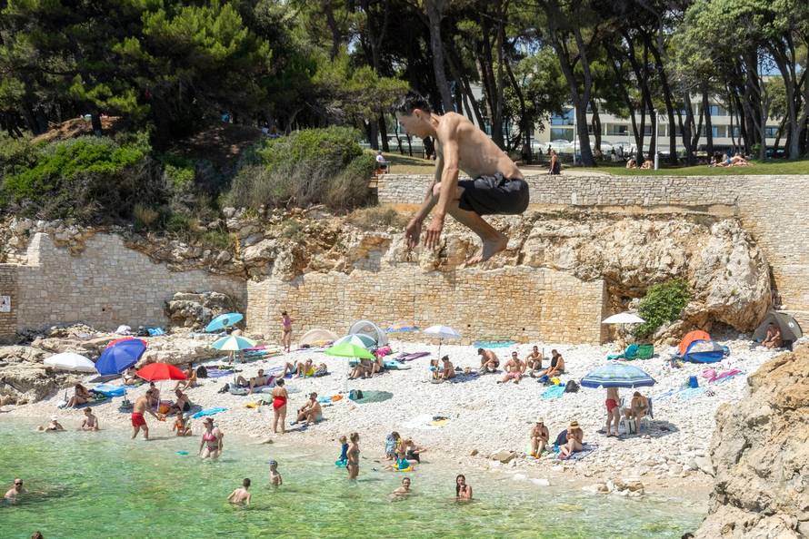 Pula: Havajska plaža na Verudeli raj je za kupače i ljubitelje skokova sa stijena