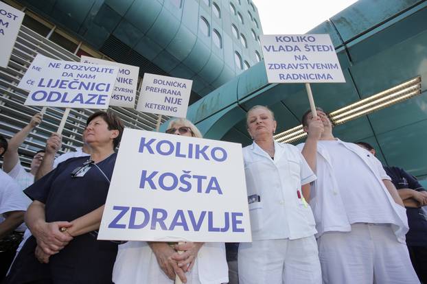 Zagreb: Ispred KB Dubrava odrÅ¾an je mirni prosvjed "5 do 12"