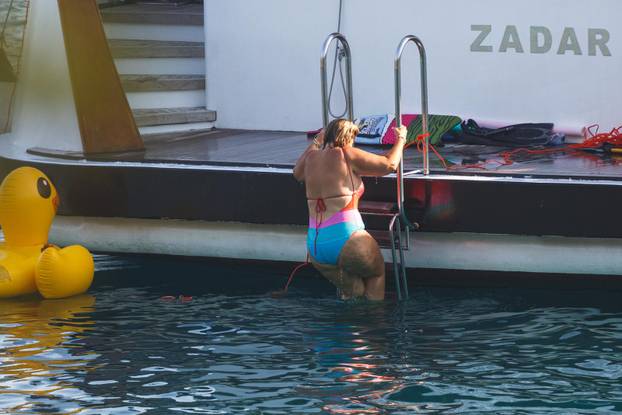 Vela Luka: Iva Todorić na kupanju 