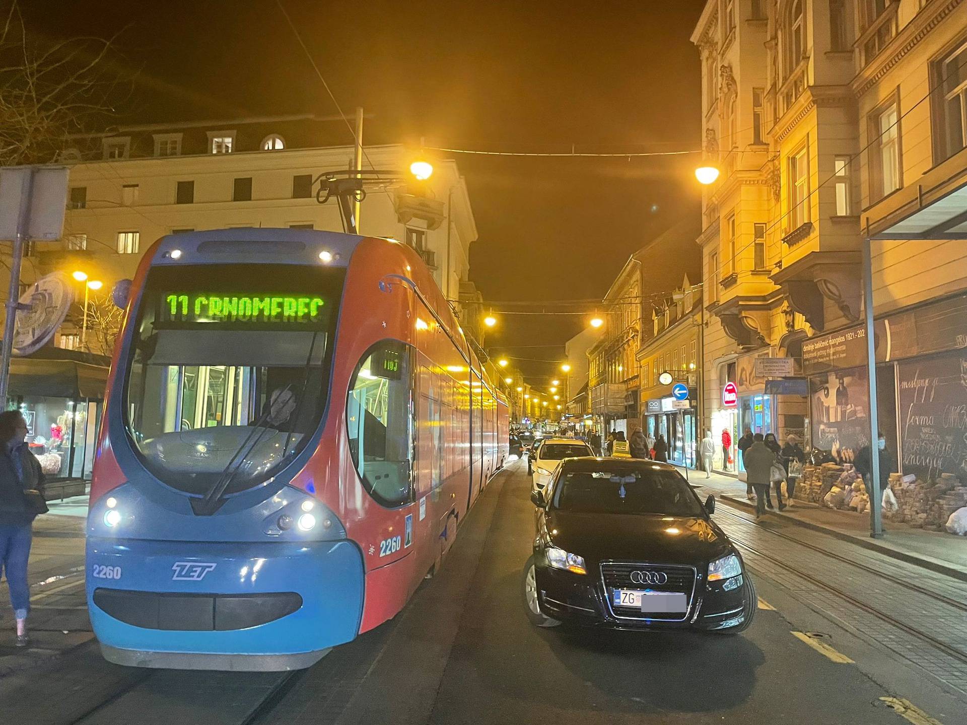 Auto udario u skelu na Britancu: Dvoje ljudi je ozlijeđeno, nastala velika gužva u prometu