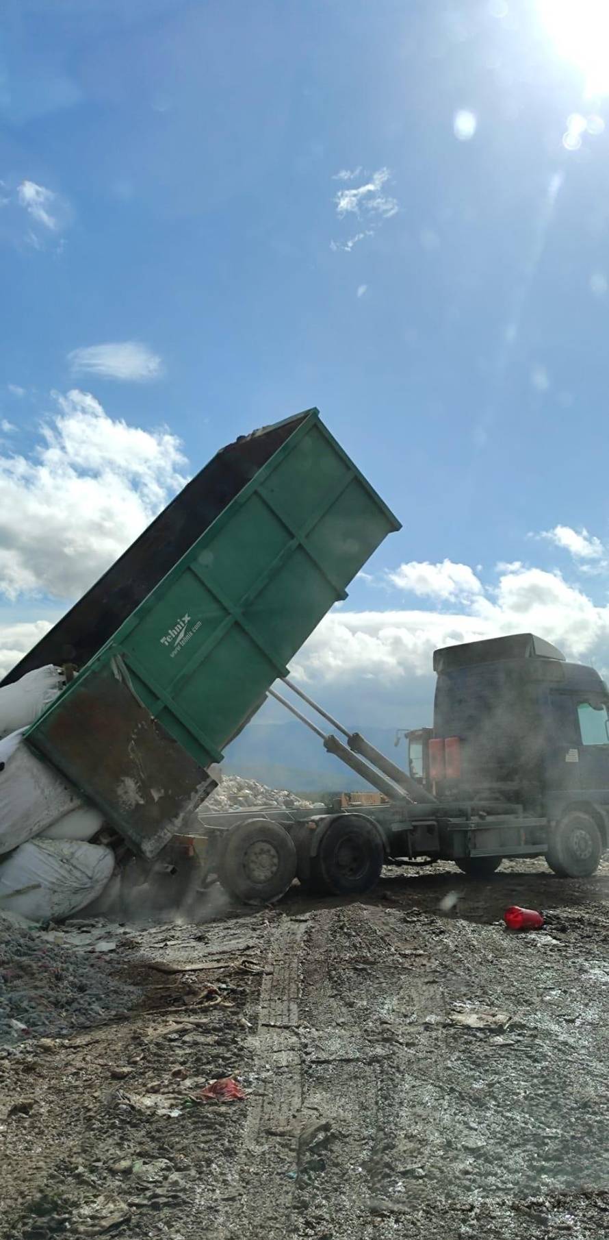 EKSKLUZIVNE SNIMKE: Opasni i plastični otpad bacali su i na gradsko odlagalište u Gospiću!