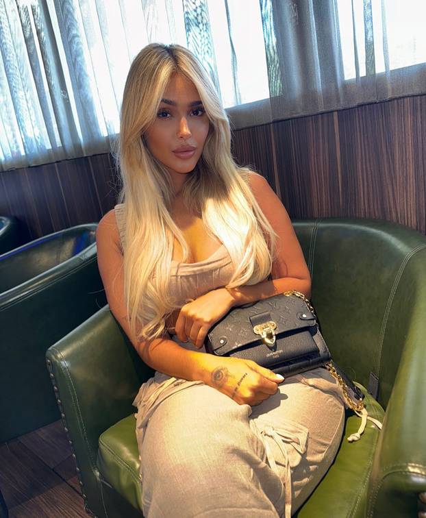 FOTO Odbija skrivati adute: Manekenka pozira u izazovnim izdanjima i osvaja mreže
