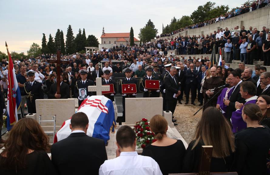 Imotska krajina oprostila se od svoga komodora Ivice Tolića