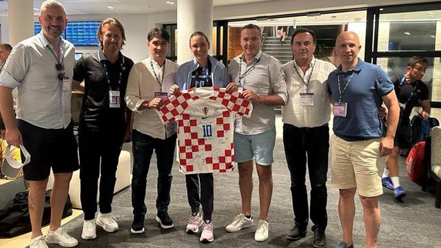 Izbornik Dalić navijao za Vekić u Melbourneu, HNS joj donio dres