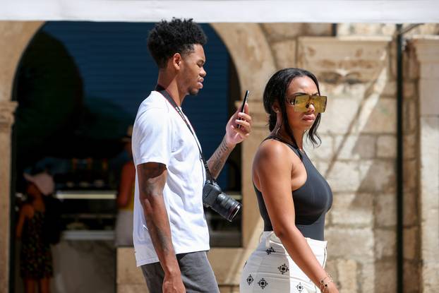 Dubrovnik: Košarkaš  Portland Trail Blazersa  Anfernee Simons s djevojkom u šetnji 
