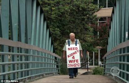 Želi spasiti život supruzi: Šeta s natpisom i traži novi bubreg