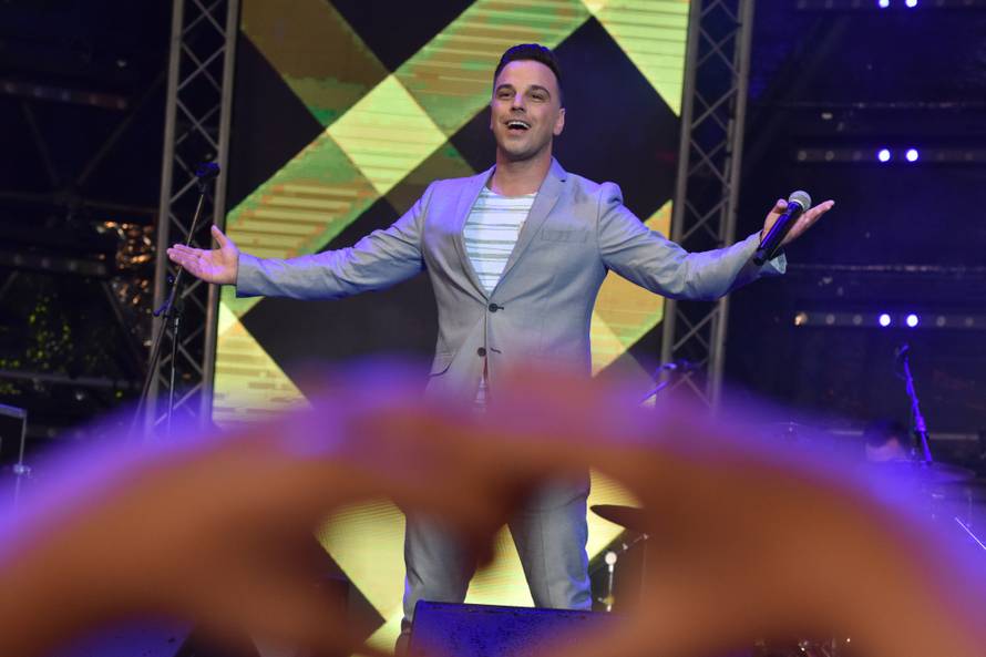 Odolio iskušenju: Grdi nije virio u bujni dekolte Nives Celzijus