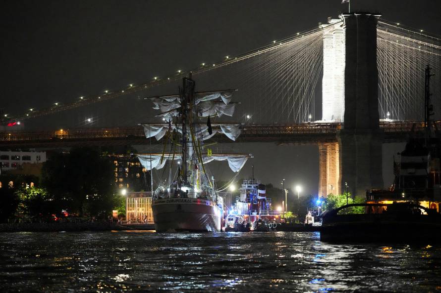 Mexican Navy training ship damaged after it ran into the Brooklyn Bridge in New York City