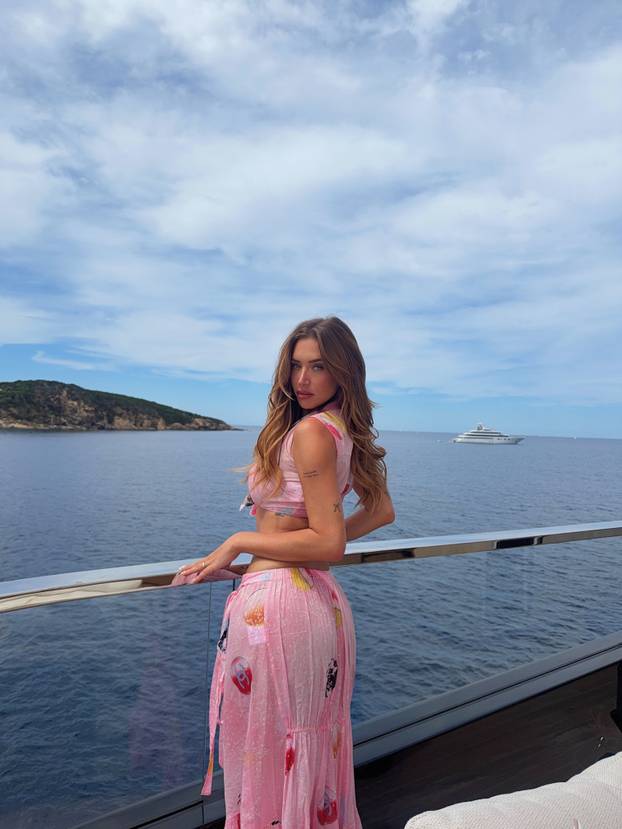 FOTO Atraktivna Stassie često pokazuje bujne obline, ali zbog jedne stvari na tijelu je požalila