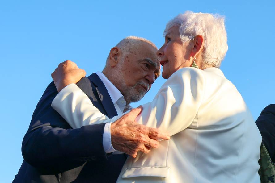 Zagreb: Uzvanici iz lože prate svečani vojni mimohod u povodu 30. obljetnice VRO Oluja