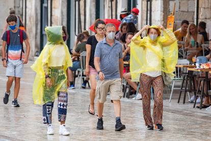 Dubrovnik: Kiša nije omela brojne turiste u razgledavanju grada