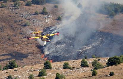 Dva Airtractora gase požar kod Poljica, jedan helikopter gasio požar u Biteliću kod Sinja
