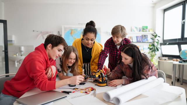 Group,Of,Students,Building,And,Programming,Electric,Toys,And,Robots