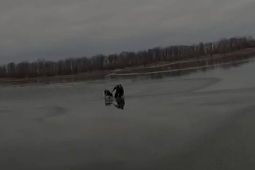 Spašavanje psa iz zaleđenog jezera