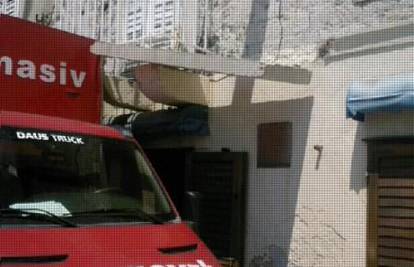 Vozač prikolicom kamiona otkinuo balkon od zgrade