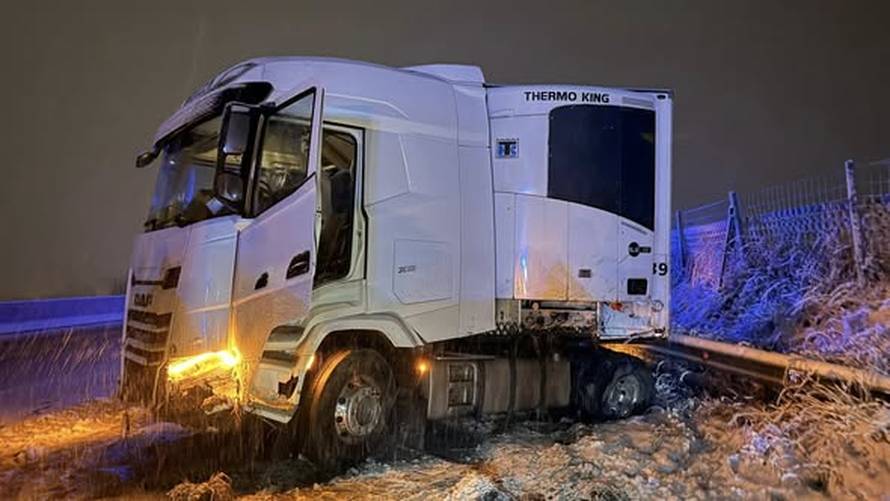 FOTO Snježni kaos paralizirao Austriju, zatvorili aerodrom u Beču, 30.000 kuća bez struje