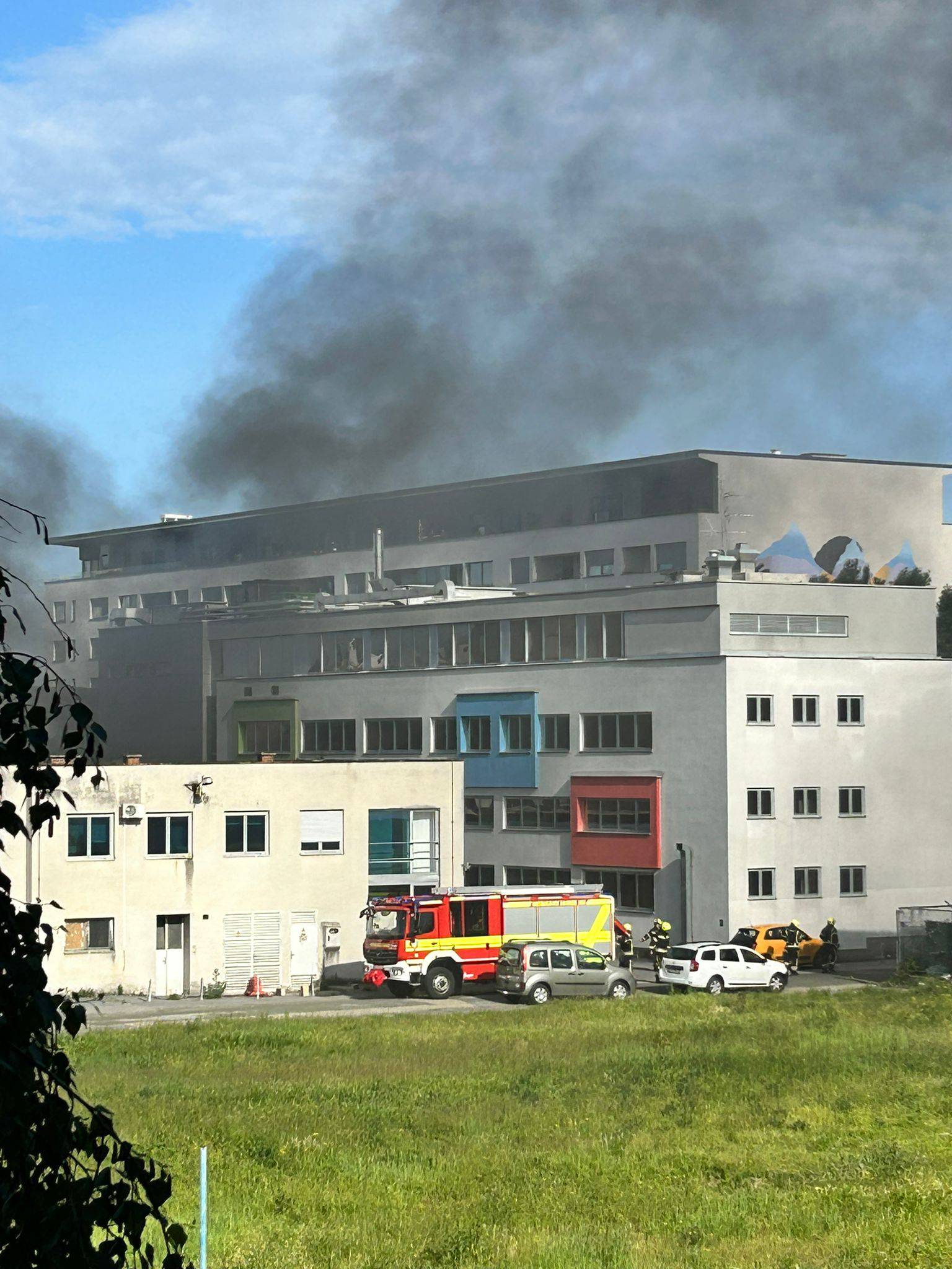 VIDEO Gusti dim u Zagrebu, gori tiskara na Trešnjevci: 'Vidio sam samo dim i vatrogasce'