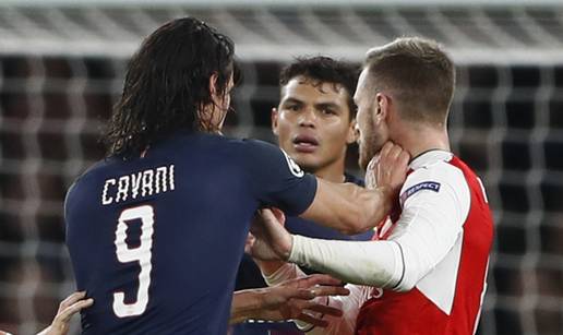 Nervozni Edi: Cavani šakom na Ramseya, Giroud ga 'smirivao'