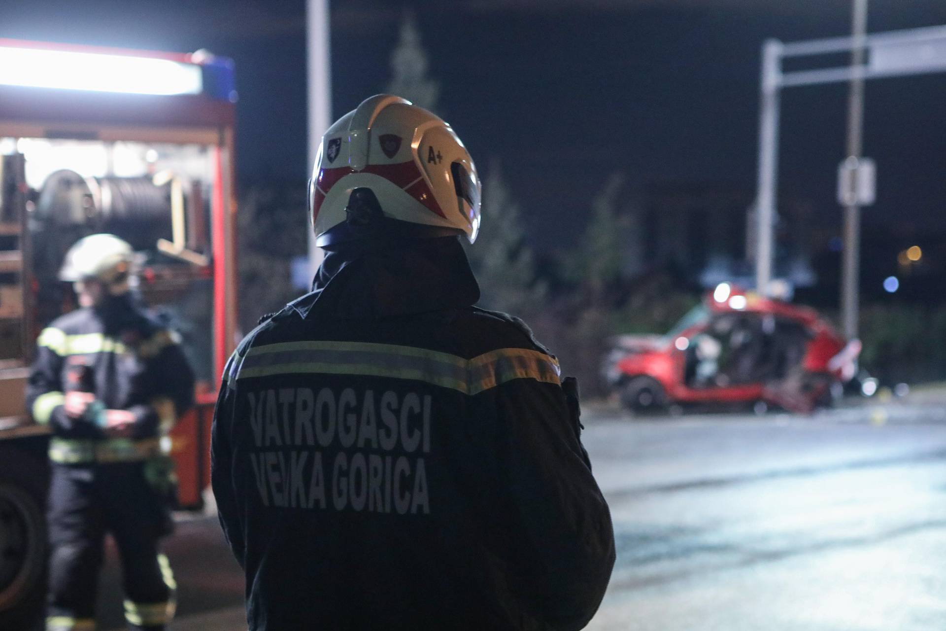 Strašne slike iz Velike Gorice: Mladić (22) zabio se u semafor i poginuo na mjestu nesreće...
