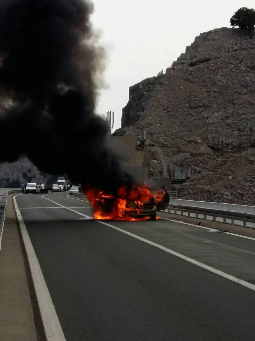 Planuo je automobil na Krčkom mostu, nema ozlijeđenih