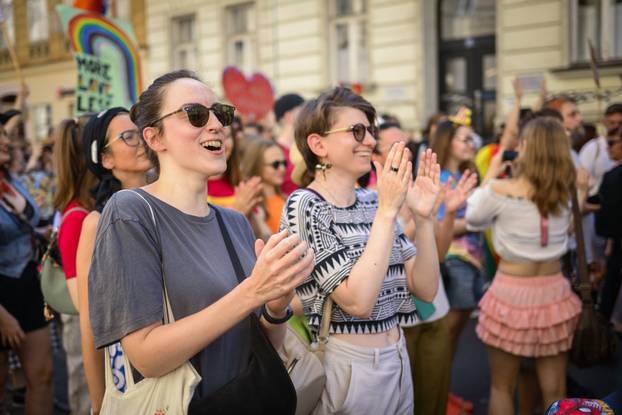 Zagreb: 24. Povorka ponosa LBGTIQ zajednica "Puna usta ponosa" prolazi centrom grada