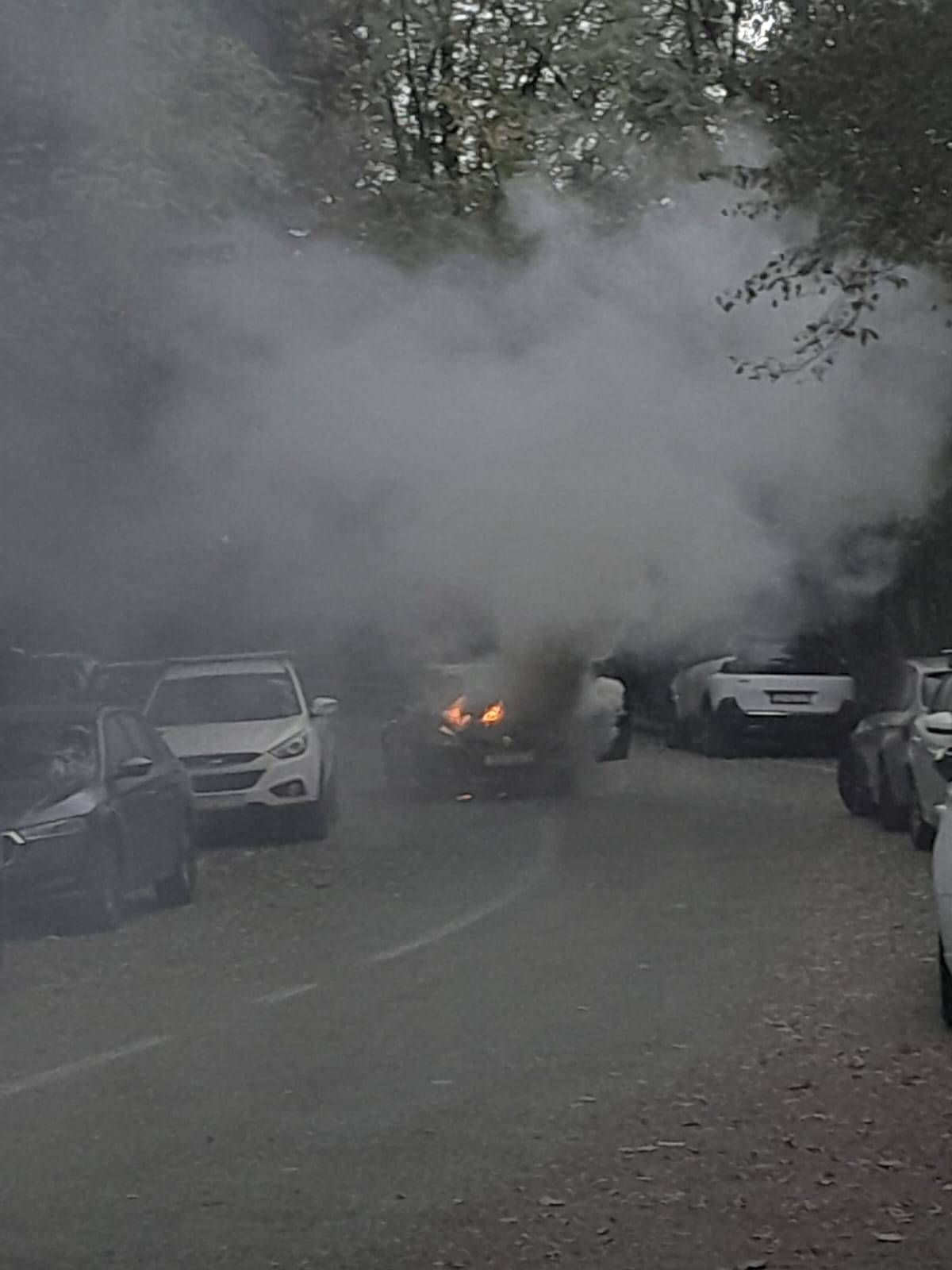 VIDEO Izgorio auto u Zagrebu, vatra zahvatila još dva: 'Tako je gorjelo da su se felge topile...'