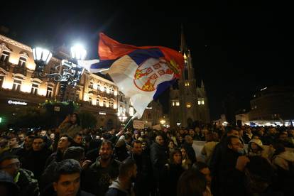 Nasilni prosvjed u Novom Sadu: Demolirali središte Vučićeve stranke, tisuće na  ulicama...