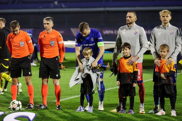 Stefan Ristovski na teren uoči susreta s Borussijom istrčao sa sinom Davidom te je pazio da mu nije hladno 