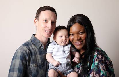 Minimalne šanse:  Tamnoputa Britanka rodila bijelog dječaka