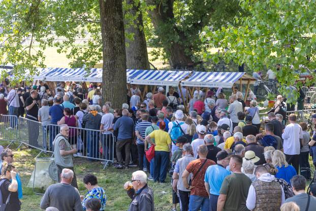 Osijek. Podjela graha na lijevoj obali Drave na Praznik rada