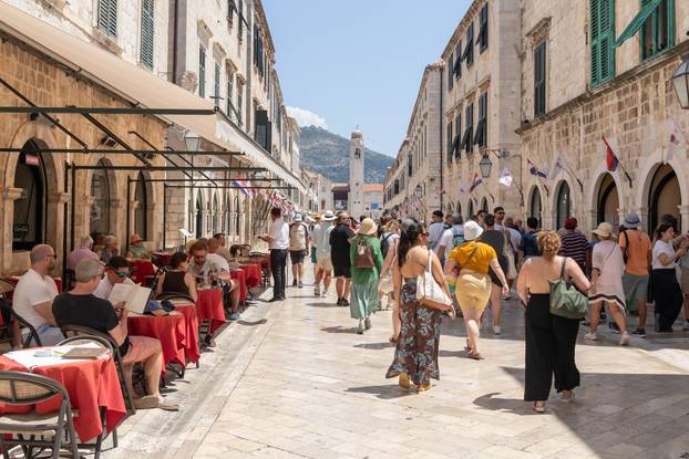 Dubrovnik:  Pune plaže i turističke gužve u gradu