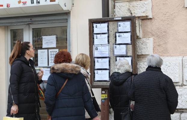 Šibenčani sa pijetetom čitaju osmrtnice ubijenih žrtava