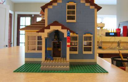 Od Lego kockica sagradio je kuću u kojoj je odrastao