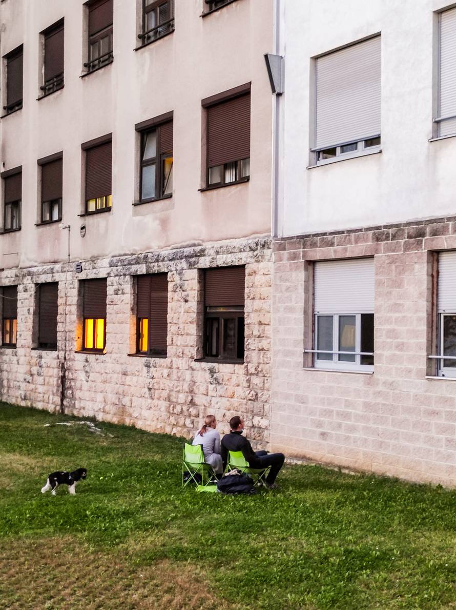 Dirljiva fotografija ispred Rebra - našli način za posjet oboljelom