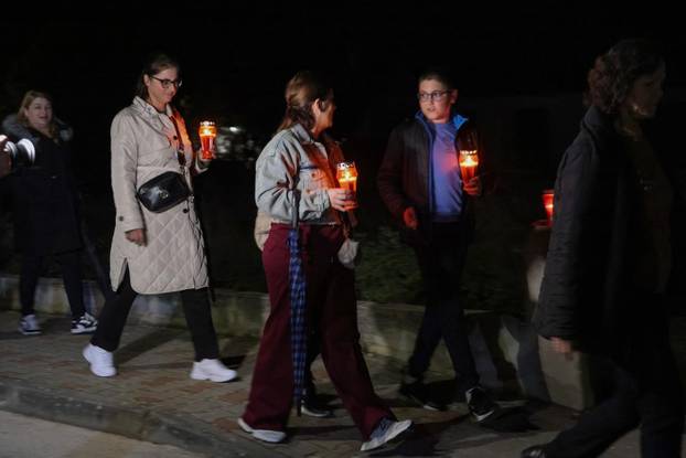 Škabrnja: Odavanje počasti poginulima paljenjem svijeća u Ulici 18. studenog 1991