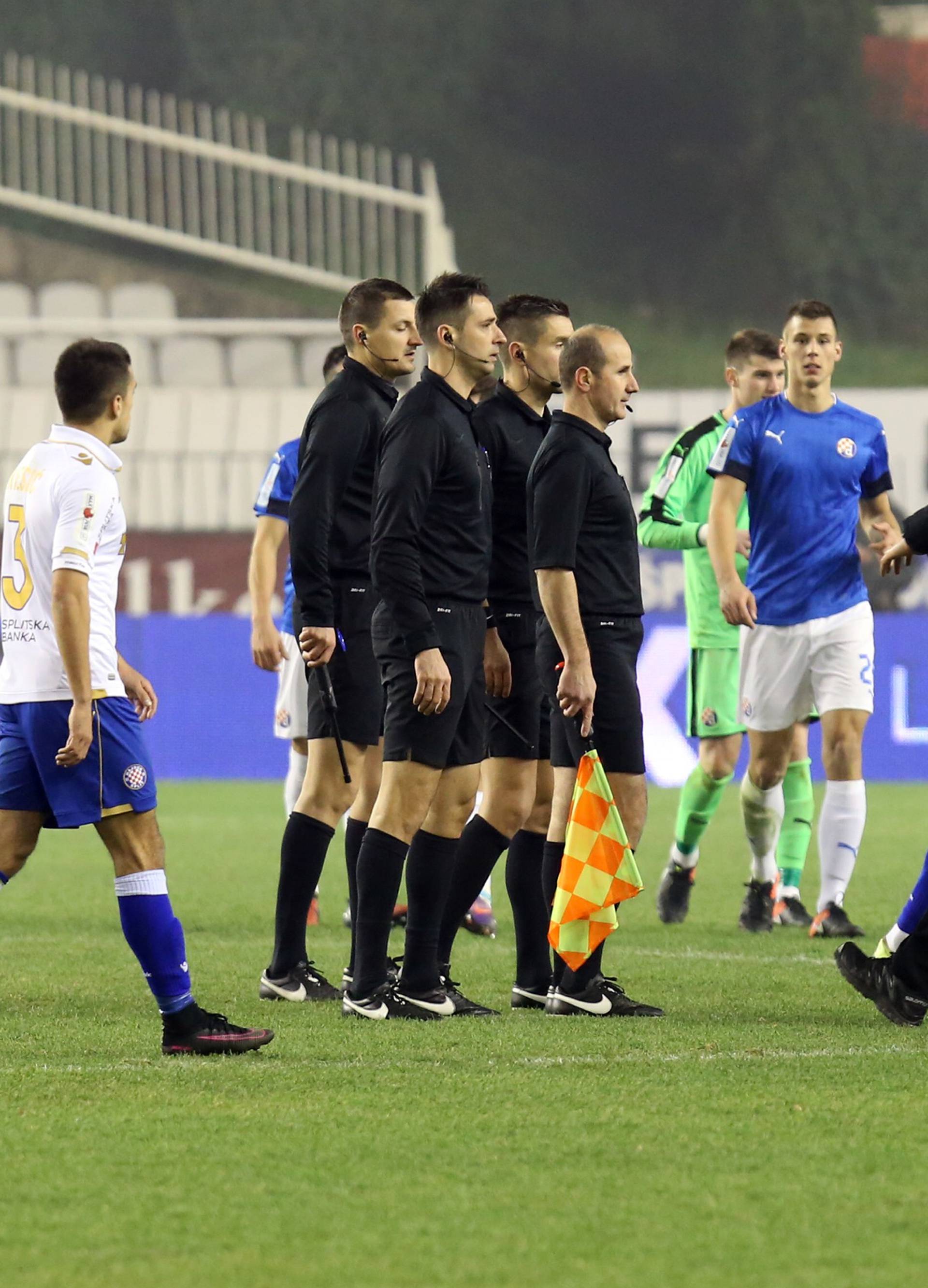 Hajdukov stoper zaletio se na suca, spriječili su ga suigrači!