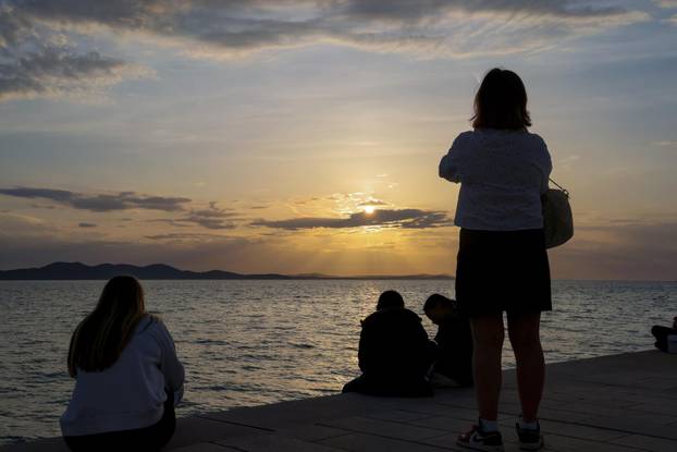 Zadar: Turisti uživaju u zalasku sunca