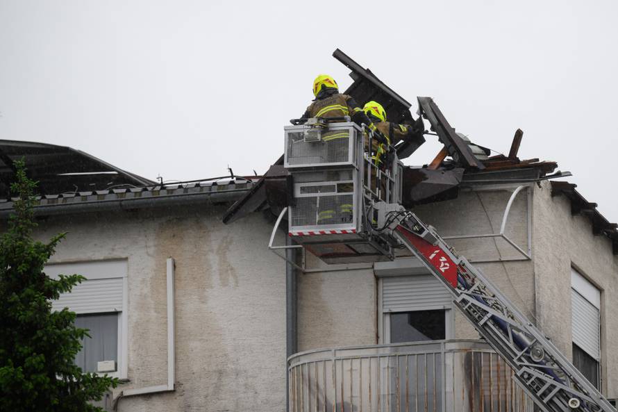 Zagreb: Krov kuće oštećen u nevremenu na Ljubljanici, vatrogasci saniraju štetu