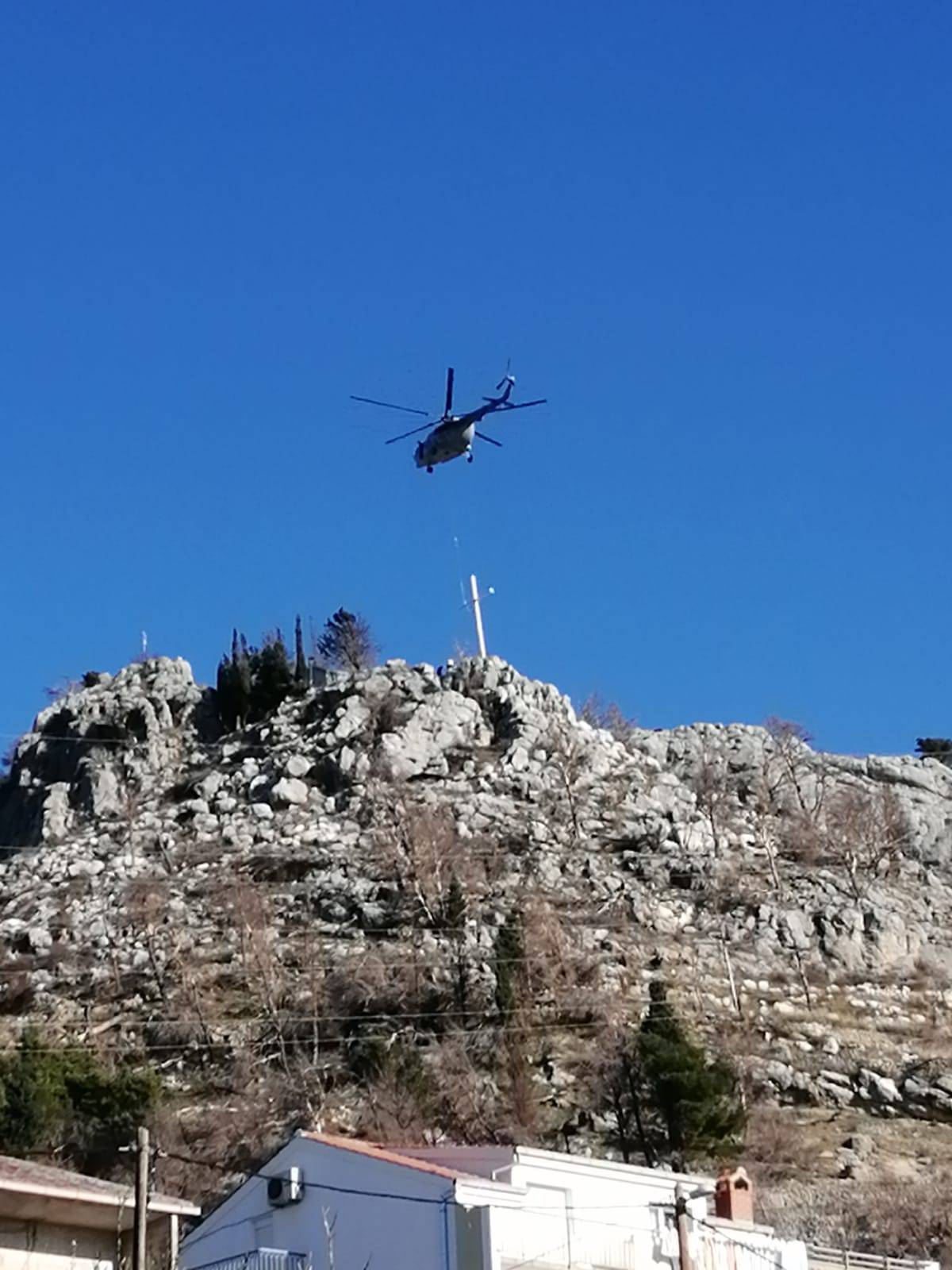 Helikopterom HV-a na Mosoru postavljaju križ od 10,5 metara