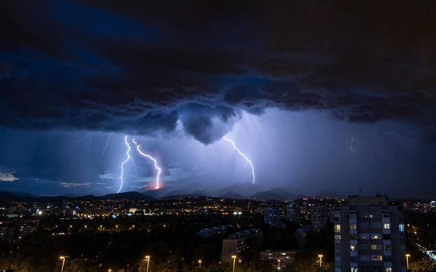 Munje i oblaci iznad Zagreba tijekom nevremena