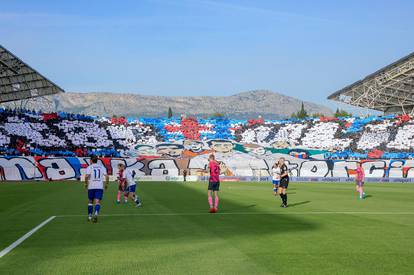 FOTO Navijači Hajduka razvili koreografiju za 74. rođendan: 'Otac ulica, majka Torcida...'