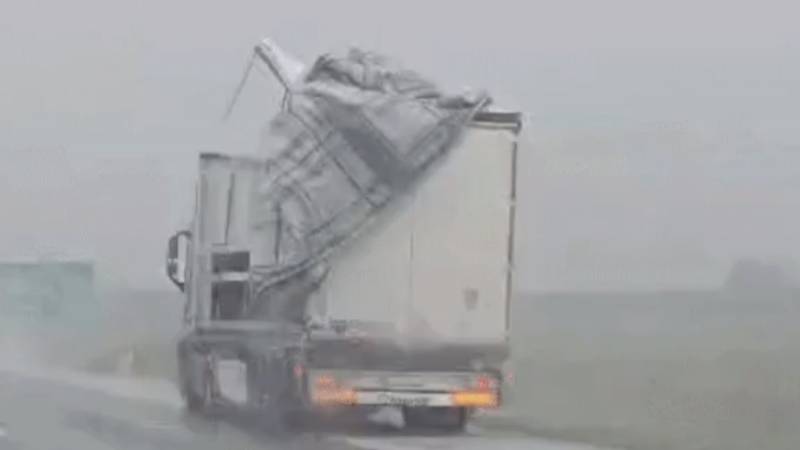 VIDEO Pogledajte što je snažan vjetar napravio kamionu na A3: 'Bilo me strah voziti kraj njega'