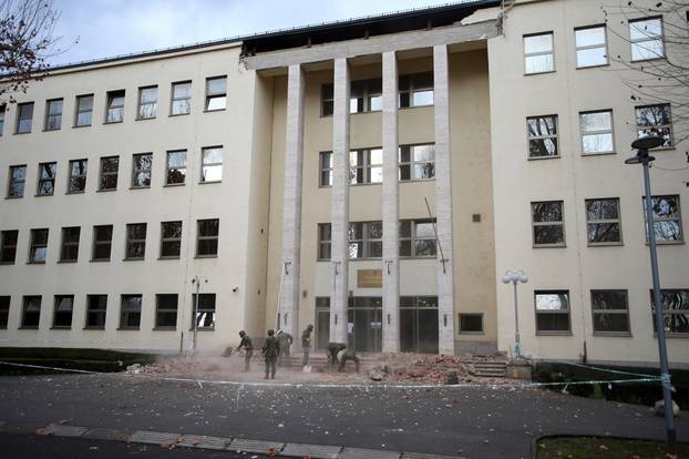 Zagreb: Sa zgrada Ministarstva obrane otpao komad zida