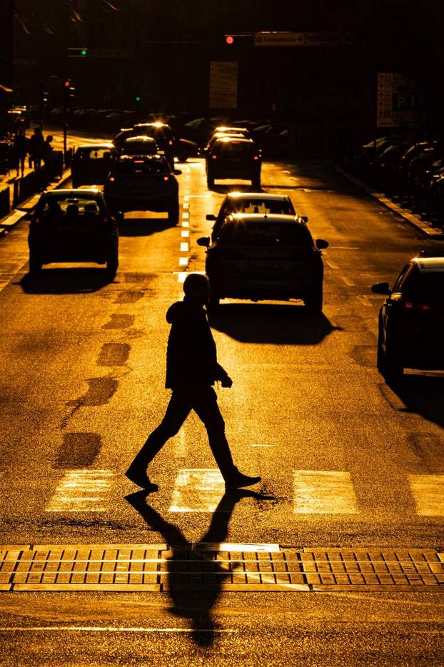 Zagreb: Siluete građana koji prolaze gradom u suton