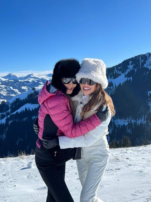 FOTO Skijanje, fina hrana i jako kratka haljinica: Evo kako se Severina provodi u Austriji