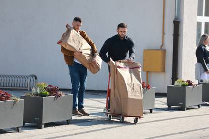 FOTO Pogledajte incident ispred kuće uhićenog HDZ-ovca! Sad su im novinari krivi jer snimaju